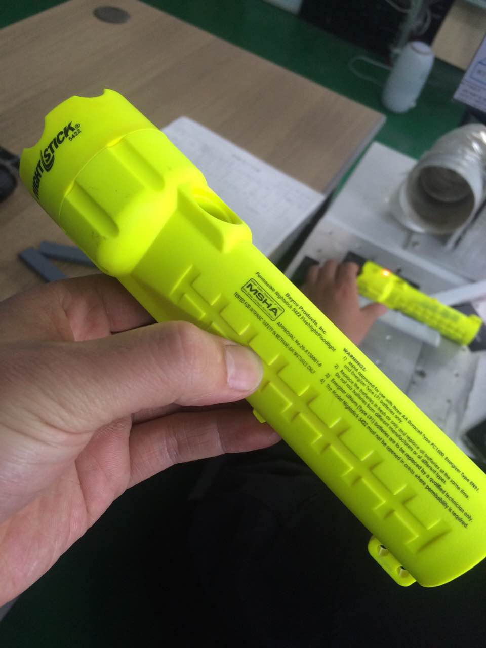 20w光纖激光打標(biāo)機(jī)手電筒塑料外殼打黑效果圖